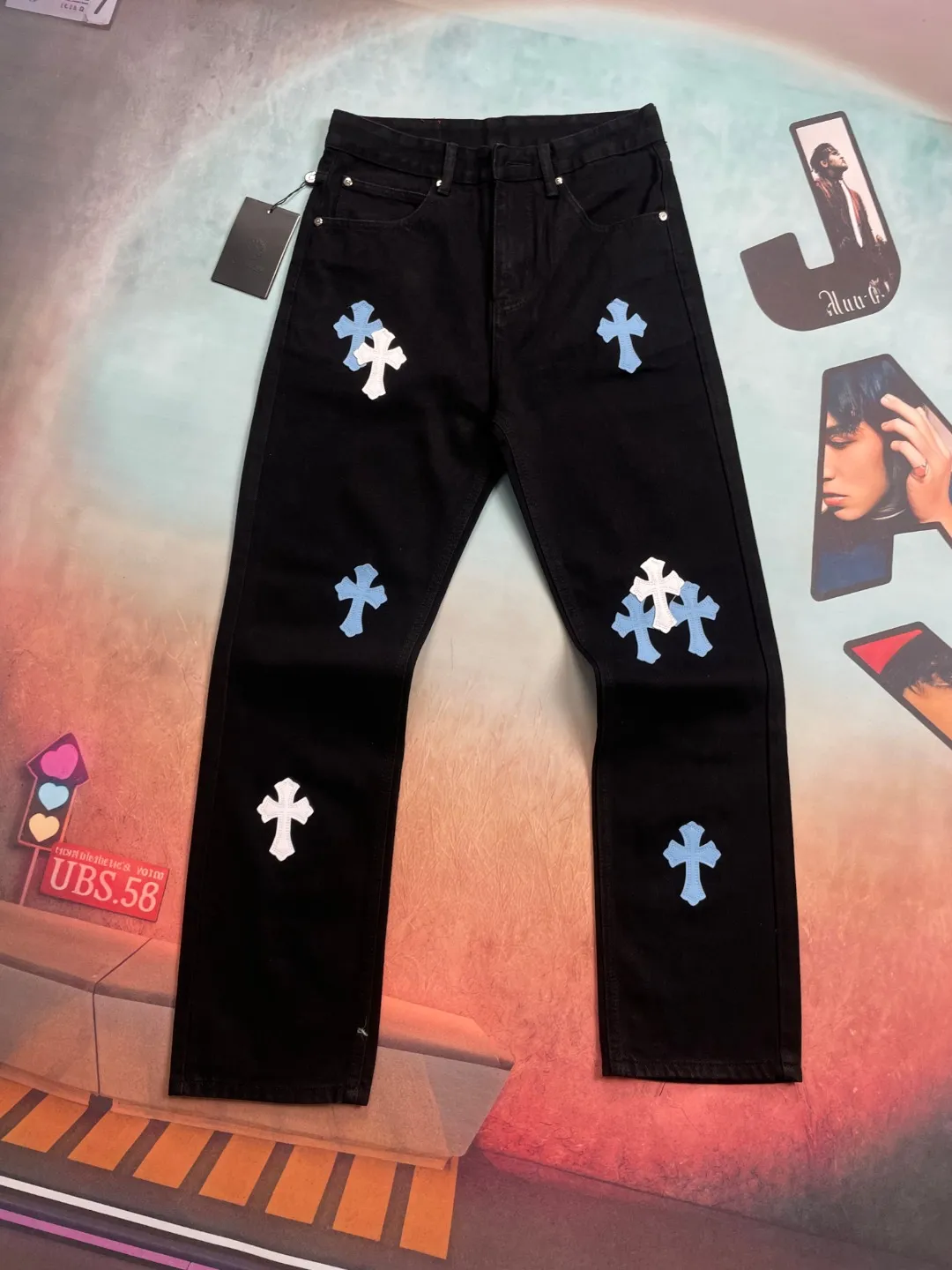 🅿️290 🔘Style No.-KL139 🔘Cro Heart𝐂𝐡𝐫𝐨𝐦𝐞 𝐇𝐞𝐚𝐫𝐭 CH City Limited Series Sanskrit Cross Patch Leather Jeans [Black and Blue]* Black and Blue Color - Los Angeles Exclusive The finished product needs to be washed and then disassembled and hand-stitched with sheepskin cross skins and then spliced together to complete the process. The whole process is too complicated to describe. The texture can be seen in the hand, and it looks good. The upper body effect is particularly stiff and stylish, super stylish. Same style for men and women - Size: S M L XL (28.30.32.34) Color: black with black, black with blue, black with pink